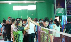 Gubernur Sumsel Herman Deru saat membuka Kejuraan Bulutangkis Kapolda Cup 2026. Foto: Humas Pemprov Sumsel.