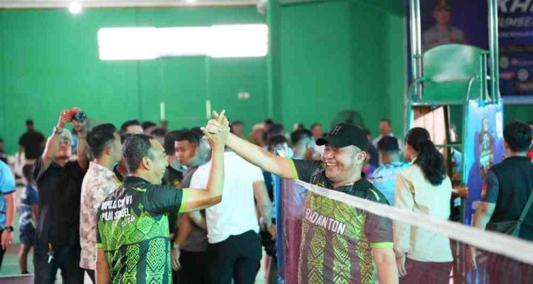Gubernur Sumsel Herman Deru saat membuka Kejuraan Bulutangkis Kapolda Cup 2026. Foto: Humas Pemprov Sumsel.