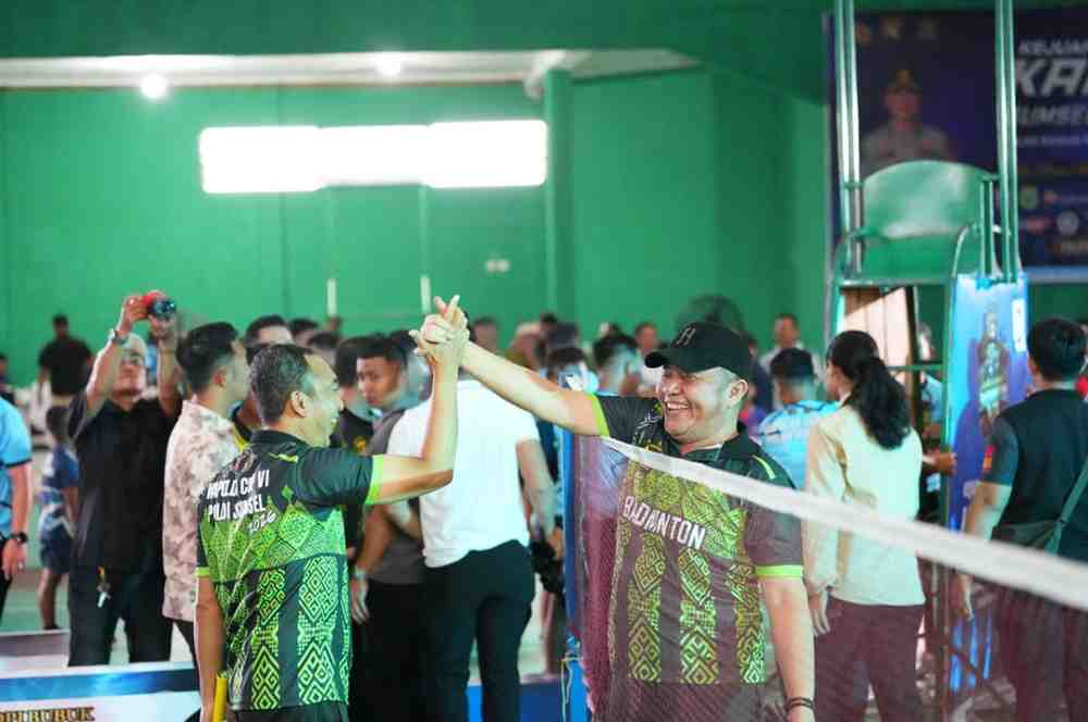 Gubernur Sumsel Herman Deru saat membuka Kejuraan Bulutangkis Kapolda Cup 2026. Foto: Humas Pemprov Sumsel.