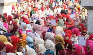 Ribuan ibu-ibu gunakan ikut parade kebaya. Foto: Humas Pemprov Sumsel.