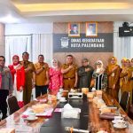 Asisten I Setda Kota Palembang, Sulaiman Amin, Selasa (14/7/2026) memimpin rapat rencana parade kebaya dan zikir akbar di Jembatan Ampera. Foto: Kominfo Palembang.