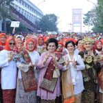 Ribuan ibu-ibu mengenakan kebaya di kawasan Jembatan Ampera, sekaligus pecahkan rekor MURI, Minggu (19/7/2026). Hadir pada kesempatan itu Hj. Lidyawati Cik Ujang, Ketua TP PKK Kota Palembang Dewi Sastrani Ratu Dewa, dan Ketua DWP Kota Palembang Royani Aprizal Hasyim. Foto: Kominfo Palembang.