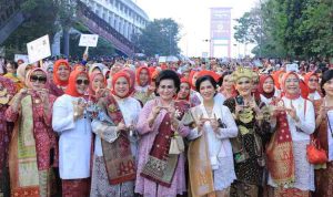 parade kebaya Ribuan ibu-ibu mengenakan kebaya di kawasan Jembatan Ampera, sekaligus pecahkan rekor MURI, Minggu (19/7/2026). Hadir pada kesempatan itu Hj. Lidyawati Cik Ujang, Ketua TP PKK Kota Palembang Dewi Sastrani Ratu Dewa, dan Ketua DWP Kota Palembang Royani Aprizal Hasyim. Foto: Kominfo Palembang.