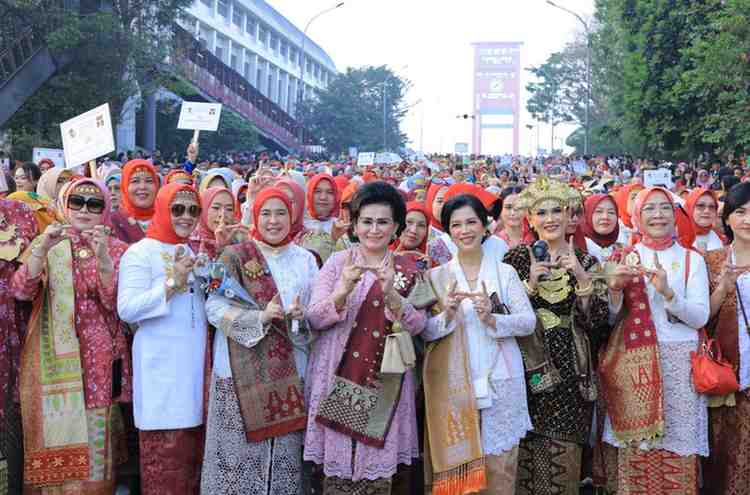 Ribuan ibu-ibu mengenakan kebaya di kawasan Jembatan Ampera, sekaligus pecahkan rekor MURI, Minggu (19/7/2026). Hadir pada kesempatan itu Hj. Lidyawati Cik Ujang, Ketua TP PKK Kota Palembang Dewi Sastrani Ratu Dewa, dan Ketua DWP Kota Palembang Royani Aprizal Hasyim. Foto: Kominfo Palembang.