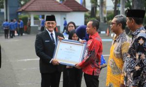 koperasi (1) Sekda Sumsel, Edward Candra memberikan penghargaan pada saat apel gabungan Hari Koperasi Nasional yang digelar di Halaman Kantor Gubernur Sumatera Selatan, Senin (20/7/2026). Foto: Humas Pemprov Sumsel.