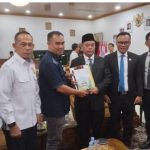 Abdul Fikrianto, anggota Pansus Perkebunan dan juga Komisi II DPRD Sumsel, menyerahkan rekomendasi Pansus ke Bupati Lahat, Bursah Zarnubi, Rabu (15/7/2026). Foto: Humas DPRD Sumsel.