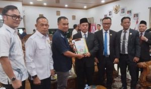 Abdul Fikrianto, anggota Pansus Perkebunan dan juga Komisi II DPRD Sumsel, menyerahkan rekomendasi Pansus ke Bupati Lahat, Bursah Zarnubi, Rabu (15/7/2026). Foto: Humas DPRD Sumsel.