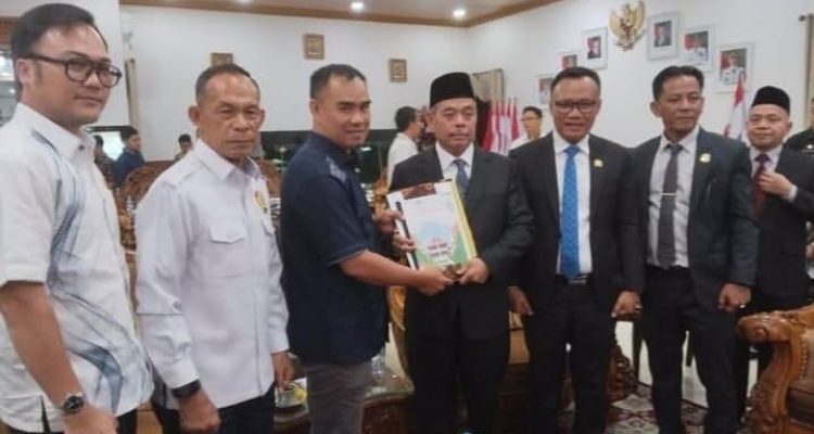 Abdul Fikrianto, anggota Pansus Perkebunan dan juga Komisi II DPRD Sumsel, menyerahkan rekomendasi Pansus ke Bupati Lahat, Bursah Zarnubi, Rabu (15/7/2026). Foto: Humas DPRD Sumsel.