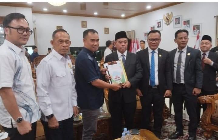 Abdul Fikrianto, anggota Pansus Perkebunan dan juga Komisi II DPRD Sumsel, menyerahkan rekomendasi Pansus ke Bupati Lahat, Bursah Zarnubi, Rabu (15/7/2026). Foto: Humas DPRD Sumsel.