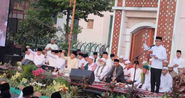 Walikota Palembang, Ratu Dewa dan para tokoh agama secvara tegs mendukung larangan bagi kelompok LGBT, yang disampaikan dalam aksi dukungan pemerintah terkait penolakan LGBT digelar di Pelataran Masjid Agung Palembang, Minggu (19/7/2026) pagi. Foto: Kominfo Palembang.