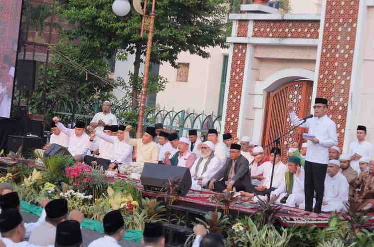 Walikota Palembang, Ratu Dewa dan para tokoh agama secvara tegs mendukung larangan bagi kelompok LGBT, yang disampaikan dalam aksi dukungan pemerintah terkait penolakan LGBT digelar di Pelataran Masjid Agung Palembang, Minggu (19/7/2026) pagi. Foto: Kominfo Palembang.