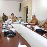 Asisten Bidang Perekonomian dan Pembangunan Setda Muba, Ahmad Toyibir didampingi Kabag SDA Setda Muba Rangga Perdana Putera SSTP MSi saat memimpin rapat koordinasi terkait percepatan penuntasan penebangan dan pemangkasan tanam tumbuh yang masih menghambat operasional jaringan listrik di tiga desa tersebut, Selasa (28/7/2026) Ruang Rapat Randik, Pemkab Muba. Foto: Kominfo Muba.