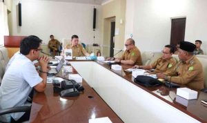 Asisten Bidang Perekonomian dan Pembangunan Setda Muba, Ahmad Toyibir didampingi Kabag SDA Setda Muba Rangga Perdana Putera SSTP MSi saat memimpin rapat koordinasi terkait percepatan penuntasan penebangan dan pemangkasan tanam tumbuh yang masih menghambat operasional jaringan listrik di tiga desa tersebut, Selasa (28/7/2026) Ruang Rapat Randik, Pemkab Muba. Foto: Kominfo Muba.