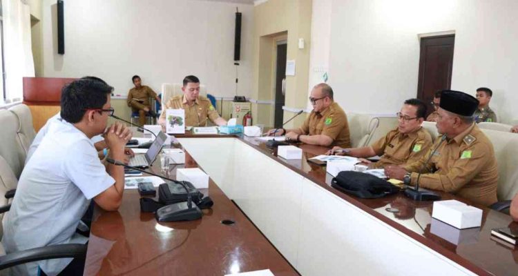 Asisten Bidang Perekonomian dan Pembangunan Setda Muba, Ahmad Toyibir didampingi Kabag SDA Setda Muba Rangga Perdana Putera SSTP MSi saat memimpin rapat koordinasi terkait percepatan penuntasan penebangan dan pemangkasan tanam tumbuh yang masih menghambat operasional jaringan listrik di tiga desa tersebut, Selasa (28/7/2026) Ruang Rapat Randik, Pemkab Muba. Foto: Kominfo Muba.