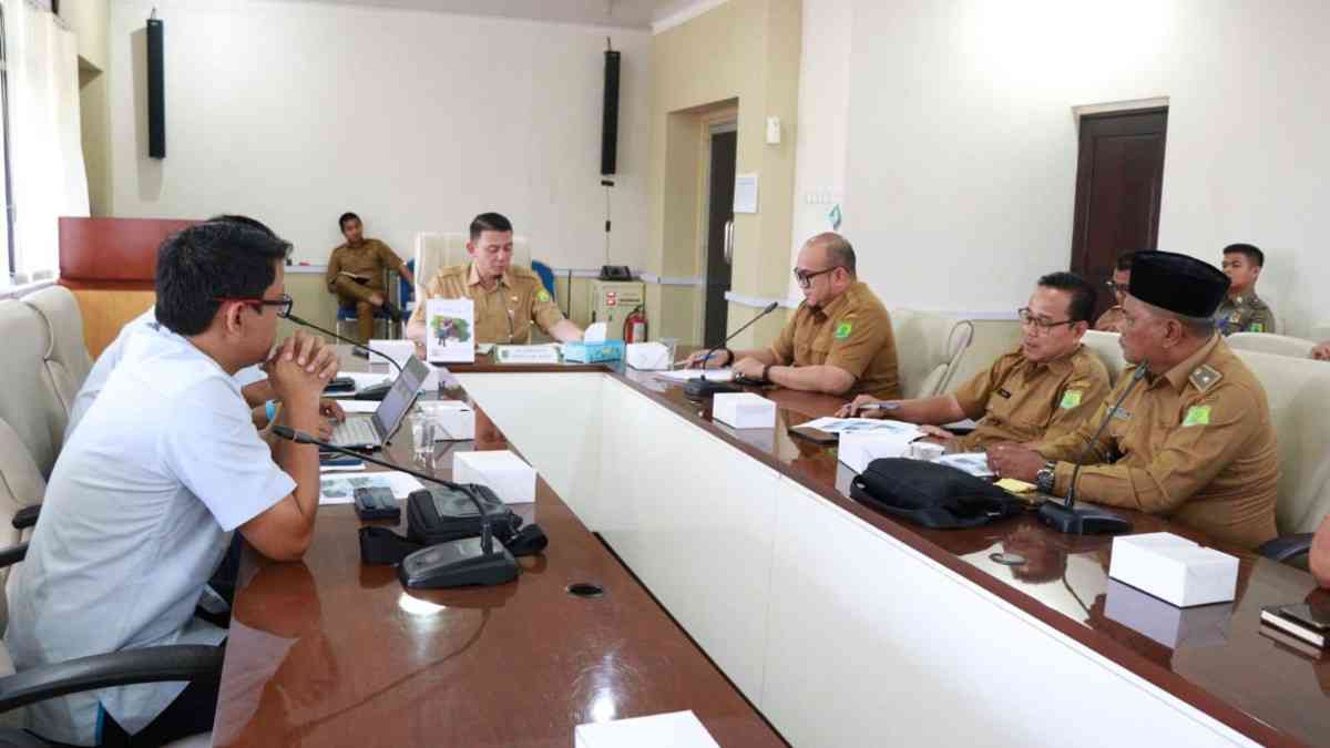 Asisten Bidang Perekonomian dan Pembangunan Setda Muba, Ahmad Toyibir didampingi Kabag SDA Setda Muba Rangga Perdana Putera SSTP MSi saat memimpin rapat koordinasi terkait percepatan penuntasan penebangan dan pemangkasan tanam tumbuh yang masih menghambat operasional jaringan listrik di tiga desa tersebut, Selasa (28/7/2026) Ruang Rapat Randik, Pemkab Muba. Foto: Kominfo Muba.