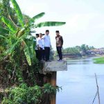 Wakil Gubernur Sumatera Selatan (Sumsel) H. Cik Ujang meninjau langsung ruas jalan yang mengalami longsor akibat abrasi sungai di Desa Kamal, Kecamatan Pemulutan Barat, Kabupaten Ogan Ilir, Jumat (24/7/2026). Foto: Humas Pemprov Sumsel.