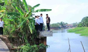 longsor Wakil Gubernur Sumatera Selatan (Sumsel) H. Cik Ujang meninjau langsung ruas jalan yang mengalami longsor akibat abrasi sungai di Desa Kamal, Kecamatan Pemulutan Barat, Kabupaten Ogan Ilir, Jumat (24/7/2026). Foto: Humas Pemprov Sumsel.