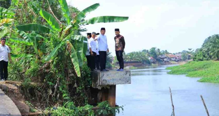 Wakil Gubernur Sumatera Selatan (Sumsel) H. Cik Ujang meninjau langsung ruas jalan yang mengalami longsor akibat abrasi sungai di Desa Kamal, Kecamatan Pemulutan Barat, Kabupaten Ogan Ilir, Jumat (24/7/2026). Foto: Humas Pemprov Sumsel.