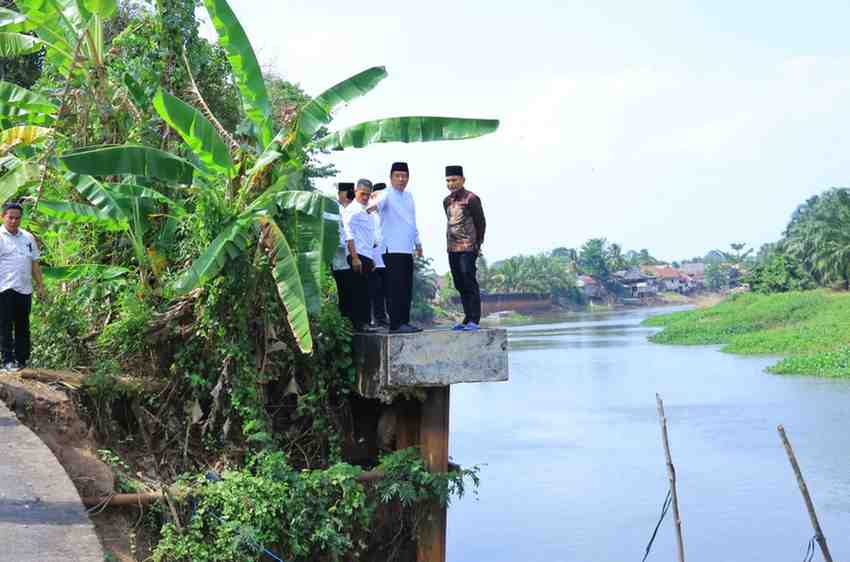 Wakil Gubernur Sumatera Selatan (Sumsel) H. Cik Ujang meninjau langsung ruas jalan yang mengalami longsor akibat abrasi sungai di Desa Kamal, Kecamatan Pemulutan Barat, Kabupaten Ogan Ilir, Jumat (24/7/2026). Foto: Humas Pemprov Sumsel.