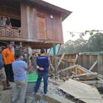 Jajaran Pemkab Muba memberikan bantuan darurat pada bencana longsor di Kecamtan Lais. Foto: KOminfo Muba.
