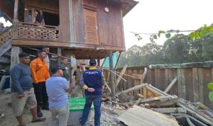 longsor Jajaran Pemkab Muba memberikan bantuan darurat pada bencana longsor di Kecamtan Lais. Foto: KOminfo Muba.