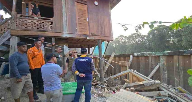 Jajaran Pemkab Muba memberikan bantuan darurat pada bencana longsor di Kecamtan Lais. Foto: KOminfo Muba.