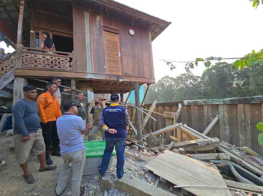 Jajaran Pemkab Muba memberikan bantuan darurat pada bencana longsor di Kecamtan Lais. Foto: KOminfo Muba.