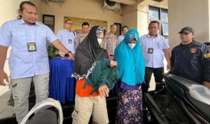 Dua pencuri yang nekat menyamar jadi wanita, guna menggasak harta benda tetangganya. Foto: IST/Dok detiksumbagsel.