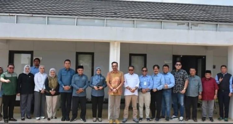 Anggota Komisi V DPRD Sumsel dan staf PT MHP saat kunker ke PT MHP di Muaraenim. Foto: Humas DPRD Sumsel.