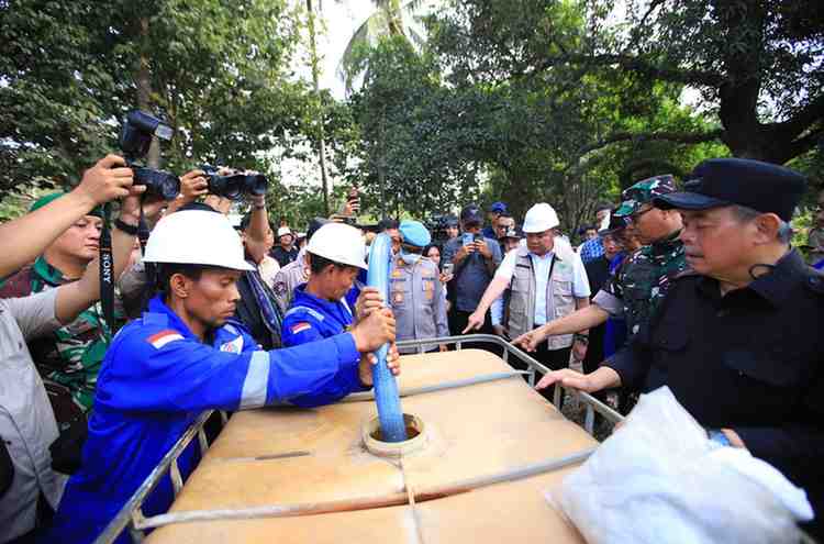 Gubernur Sumsel, Herman Deru saat memimpin Deklarasi dan Ikrar Bersama Tata Kelola Sumur Minyak Masyarakat di Desa Banjarsari, Kecamatan Merapi Timur, Kabupaten Lahat, Rabu (29/7/2026). Foto: Humas Pemprov Sumsel.