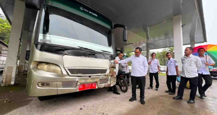 Asisten I Sekretaris Daerah Bidang Pemerintahan dan Kesra Pamkab Muba, H. Ardiansyah bersama tim mengecek langsung kendaraan dinas operasional, Rabu (22/7/2026). Foto: Kominfo Muba.
