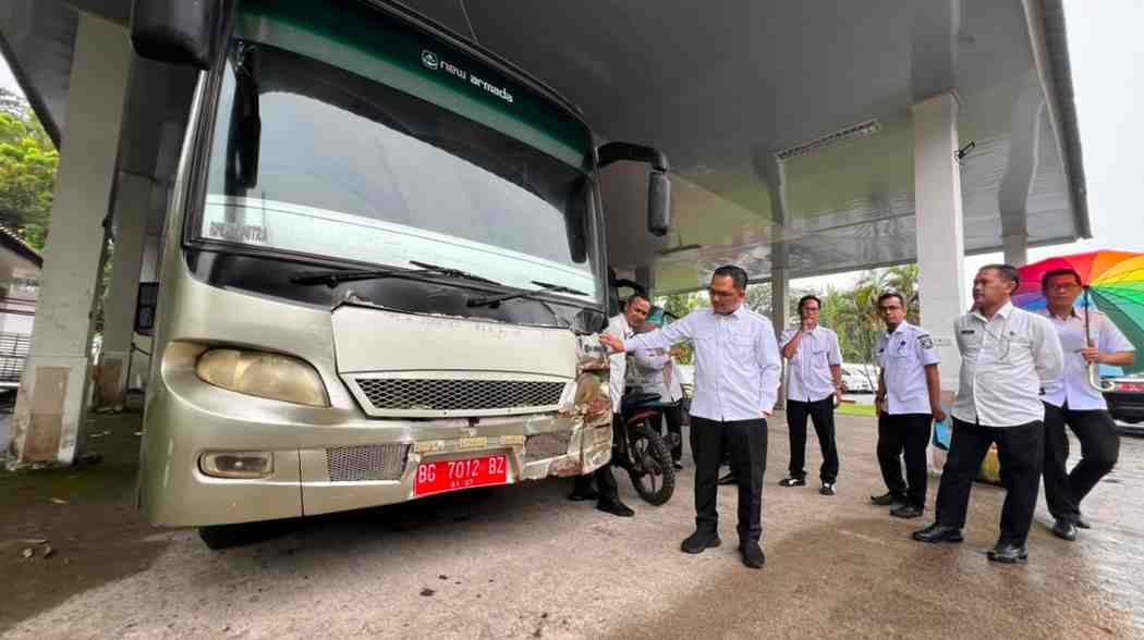 Asisten I Sekretaris Daerah Bidang Pemerintahan dan Kesra Pamkab Muba, H. Ardiansyah bersama tim mengecek langsung kendaraan dinas operasional, Rabu (22/7/2026). Foto: Kominfo Muba.