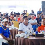 Bupati Muba HM Toha Tohet SH bersama Wakil Bupati Kyai Abdur Rohman Husen dan ratusan masyarakat menggelar nonton bareng (nobar) laga perempat final Piala Dunia 2026 antara Argentina melawan Swiss, Minggu (12/7/2026). Foto: Kominfo Muba.