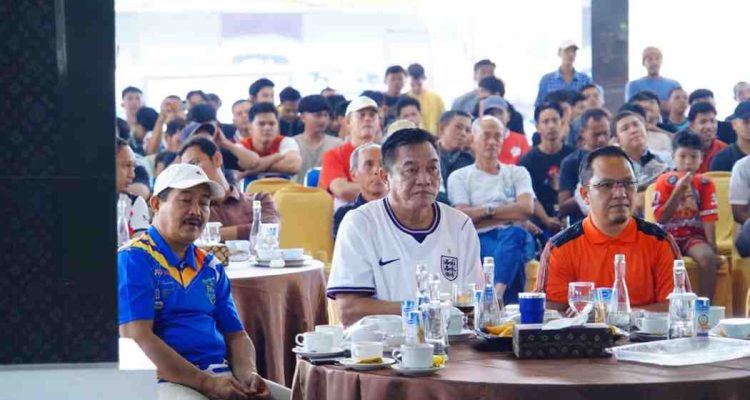 Bupati Muba HM Toha Tohet SH bersama Wakil Bupati Kyai Abdur Rohman Husen dan ratusan masyarakat menggelar nonton bareng (nobar) laga perempat final Piala Dunia 2026 antara Argentina melawan Swiss, Minggu (12/7/2026). Foto: Kominfo Muba.
