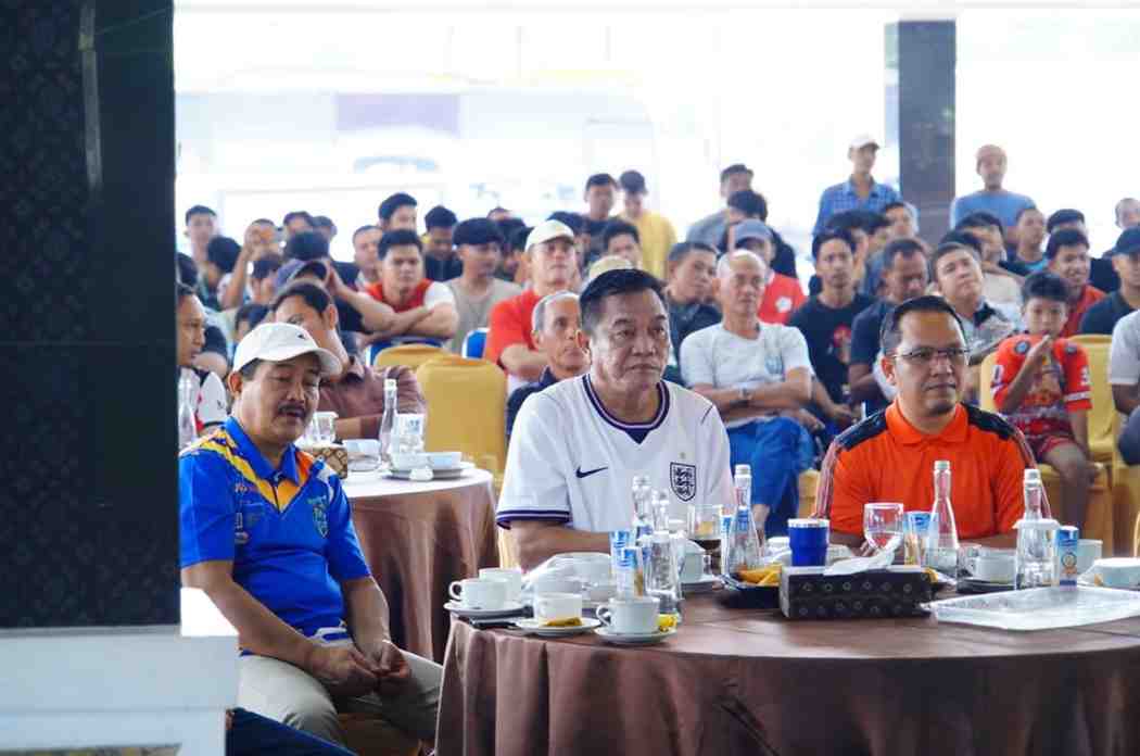 Bupati Muba HM Toha Tohet SH bersama Wakil Bupati Kyai Abdur Rohman Husen dan ratusan masyarakat menggelar nonton bareng (nobar) laga perempat final Piala Dunia 2026 antara Argentina melawan Swiss, Minggu (12/7/2026). Foto: Kominfo Muba.