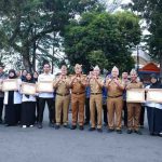 Usai apel bersama OPD, Walikota menyerahkan santunan dan penghargaan kepada 42 ASN Pemkot Palembang yang memasuki masa purna tugas (pensiun) per Juli 2026. Foto: Kominfo Palembang, Senin (6/7/2026). Foto: Kominfo Palembang.