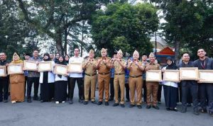 Usai apel bersama OPD, Walikota menyerahkan santunan dan penghargaan kepada 42 ASN Pemkot Palembang yang memasuki masa purna tugas (pensiun) per Juli 2026. Foto: Kominfo Palembang, Senin (6/7/2026). Foto: Kominfo Palembang.