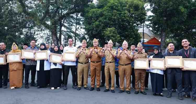 Usai apel bersama OPD, Walikota menyerahkan santunan dan penghargaan kepada 42 ASN Pemkot Palembang yang memasuki masa purna tugas (pensiun) per Juli 2026. Foto: Kominfo Palembang, Senin (6/7/2026). Foto: Kominfo Palembang.