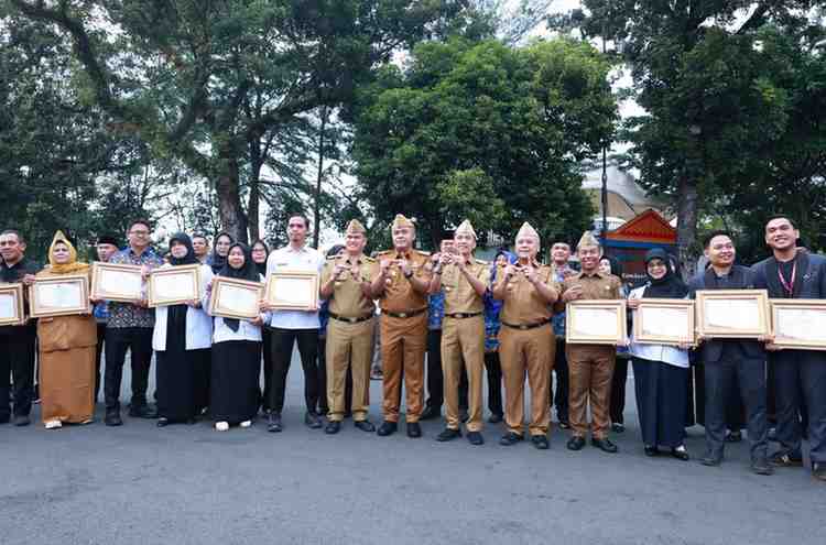 Usai apel bersama OPD, Walikota menyerahkan santunan dan penghargaan kepada 42 ASN Pemkot Palembang yang memasuki masa purna tugas (pensiun) per Juli 2026. Foto: Kominfo Palembang, Senin (6/7/2026). Foto: Kominfo Palembang.