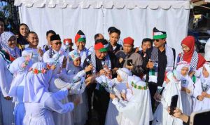Gubernur Sumatera Selatan Dr. H. Herman Deru menghadiri Konser Amal Wali Band dalam rangka memperingati Hari Ulang Tahun Kota Palembang ke-1343 sekaligus penggalangan dana kemanusiaan untuk Palestina yang digelar di halaman Kantor DPRD Provinsi Sumatera Selatan, Minggu (5/7/2026). Foto: Humas Pemprov Sumsel.