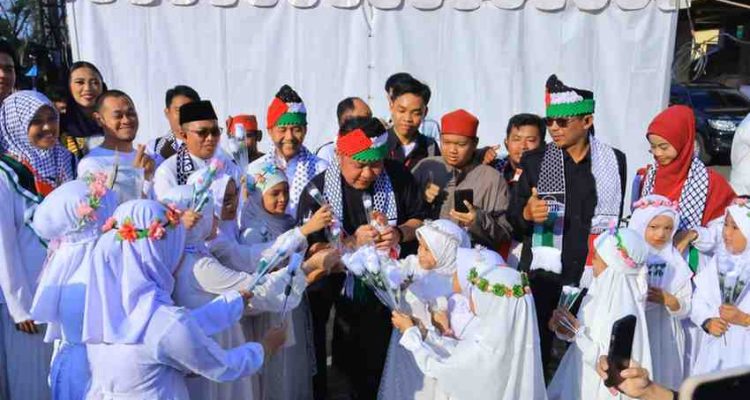 Gubernur Sumatera Selatan Dr. H. Herman Deru menghadiri Konser Amal Wali Band dalam rangka memperingati Hari Ulang Tahun Kota Palembang ke-1343 sekaligus penggalangan dana kemanusiaan untuk Palestina yang digelar di halaman Kantor DPRD Provinsi Sumatera Selatan, Minggu (5/7/2026). Foto: Humas Pemprov Sumsel.