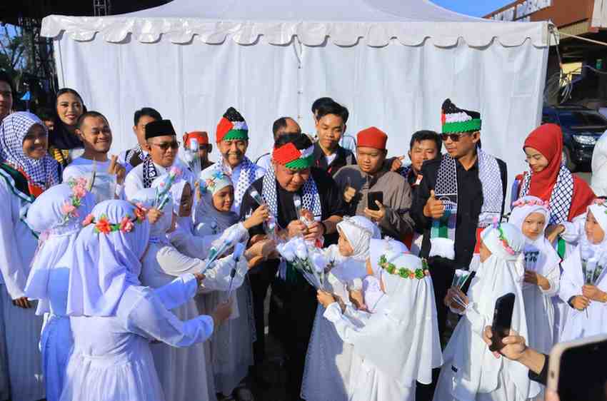 Gubernur Sumatera Selatan Dr. H. Herman Deru menghadiri Konser Amal Wali Band dalam rangka memperingati Hari Ulang Tahun Kota Palembang ke-1343 sekaligus penggalangan dana kemanusiaan untuk Palestina yang digelar di halaman Kantor DPRD Provinsi Sumatera Selatan, Minggu (5/7/2026). Foto: Humas Pemprov Sumsel.