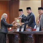 Juru Bicara Pansus, Zaitun menyerahkan kesimpulan kepada pimpinan rapar paripurna, Senin (27/7/2026). Foto: Humas DPRD Sumsel.