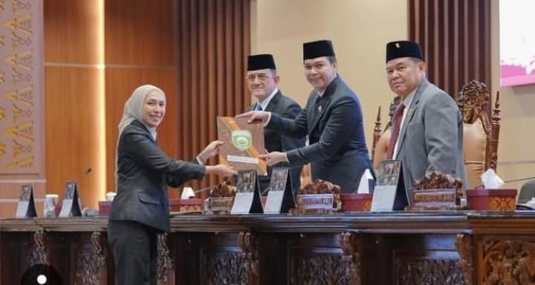 Juru Bicara Pansus, Zaitun menyerahkan kesimpulan kepada pimpinan rapar paripurna, Senin (27/7/2026). Foto: Humas DPRD Sumsel.