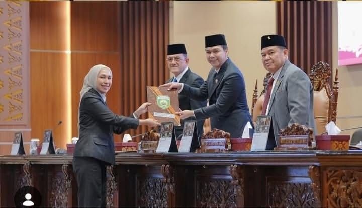 Juru Bicara Pansus, Zaitun menyerahkan kesimpulan kepada pimpinan rapar paripurna, Senin (27/7/2026). Foto: Humas DPRD Sumsel.