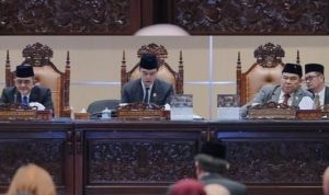 Para pimpinan DPRD Sumsel yang memimpin rapat paripurna, Senin (27/7/2026). Foto: Humas DPRD Sumsel.