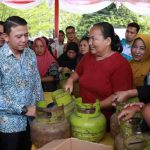 Warga Sungai Keruh ramai beli gas di pasar murah. Foto: KOminfo Muba.