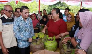 Warga Sungai Keruh ramai beli gas di pasar murah. Foto: KOminfo Muba.