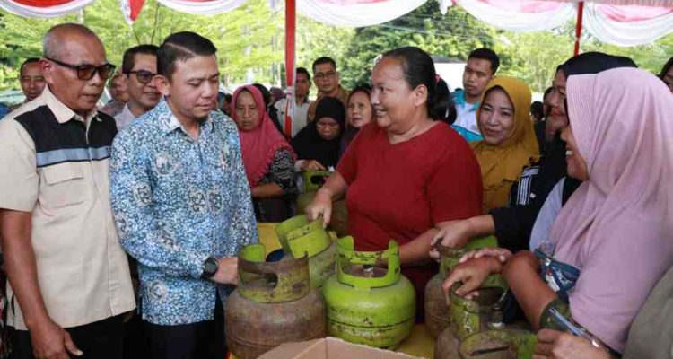 Warga Sungai Keruh ramai beli gas di pasar murah. Foto: KOminfo Muba.