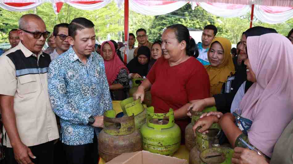 Warga Sungai Keruh ramai beli gas di pasar murah. Foto: KOminfo Muba.